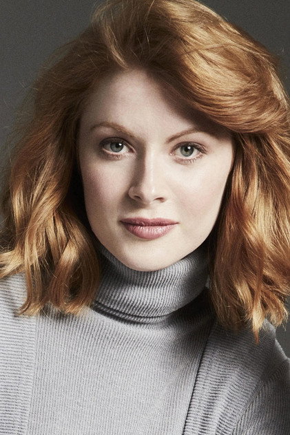 Emily Beecham en tant que Caroline Kinley