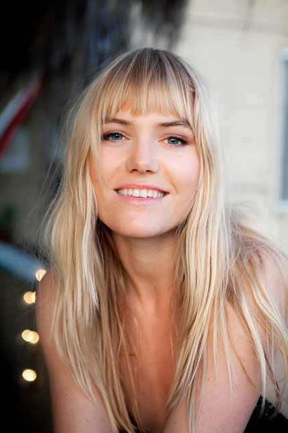 Julia Sandström como Molly Jones