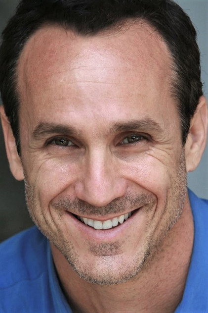 Vincent Duvall como Detective Tracy Hennings