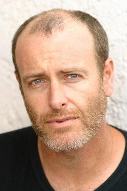 Christopher Stollery como The Interviewer