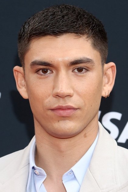 Archie Renaux como Jonathan 'Johnny' Warren