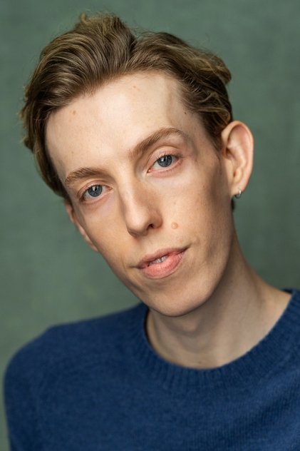 Harry Trevaldwyn como Mirror (voice)