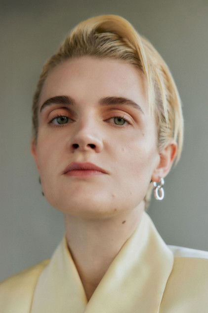 Gayle Rankin como Isla