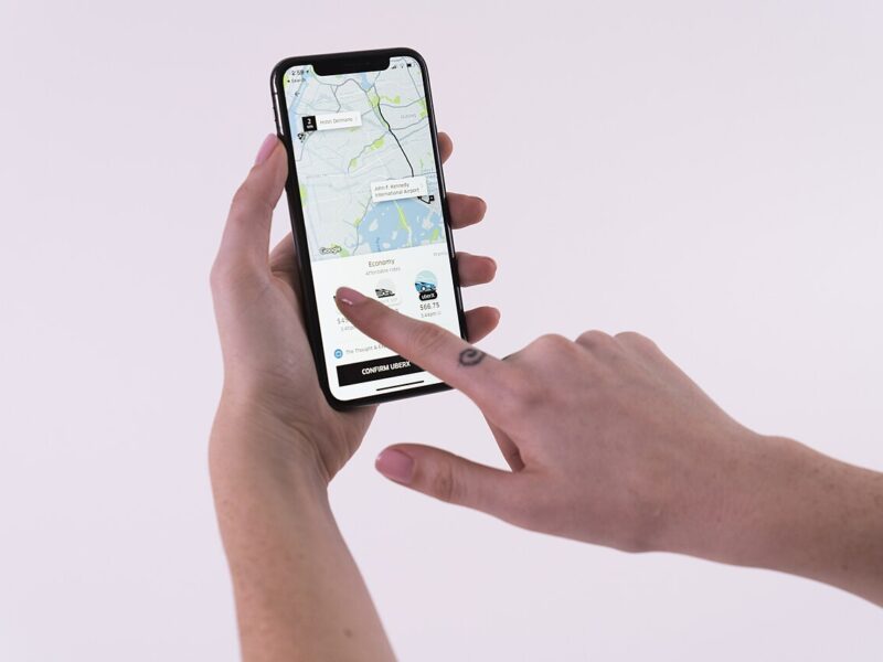 Uber抢先Waymo在伦敦推出首批robotaxi，但方向盘后仍坐着安全员
