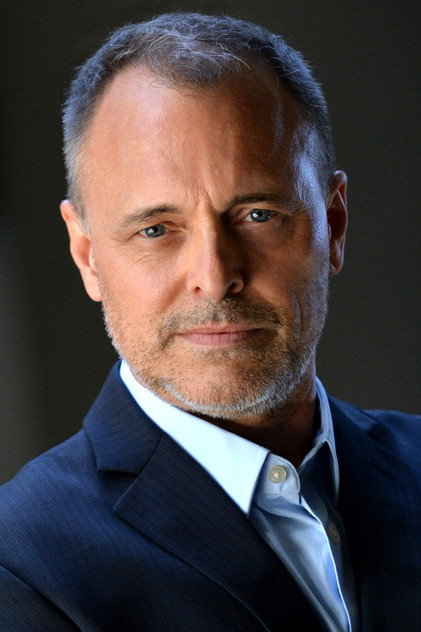 Barry W. Levy como Paul Morgan