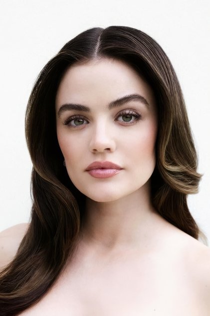 Lucy Hale som Carol Ann