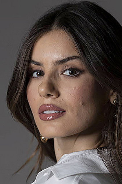 Camila Queiroz en tant qu'Anita adulte