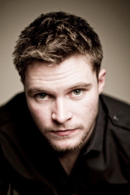 Jack Reynor como James Hutch