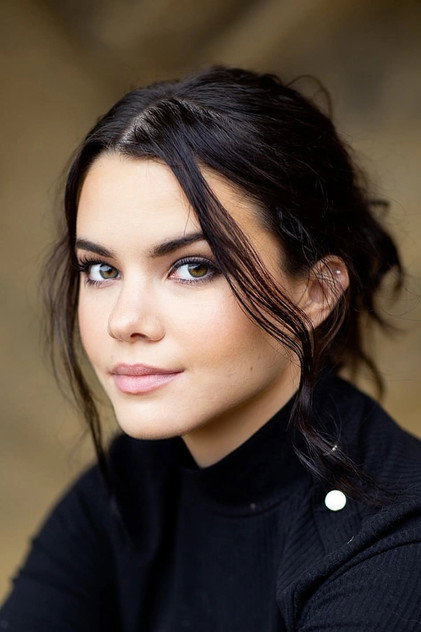 Shelby Cobb como Nour Holborow