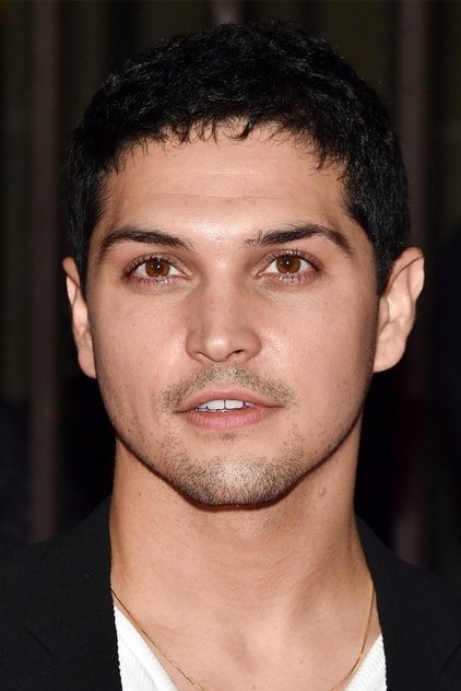 Augusto Aguilera como Bruce