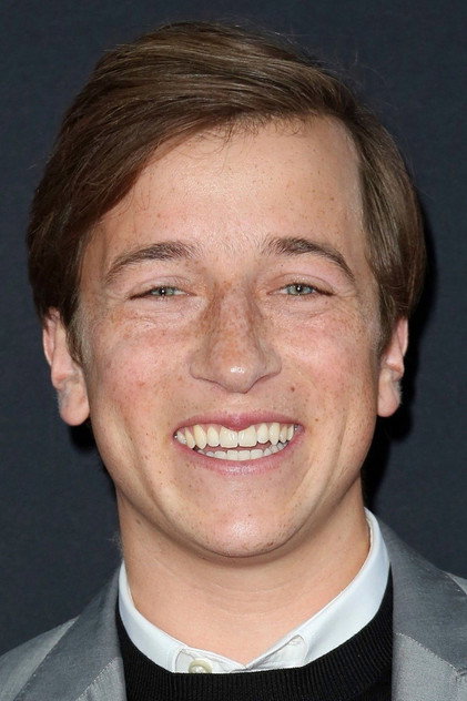 Skyler Gisondo como Dan Plumb