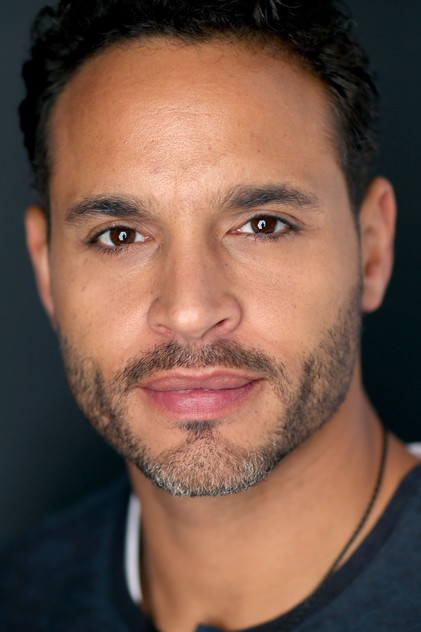 Daniel Sunjata como James Holt