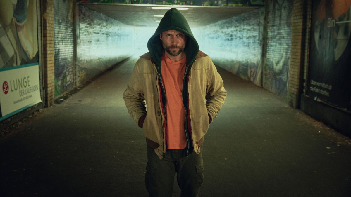 Sleeping Dog: un thriller que se pierde en su propia trama