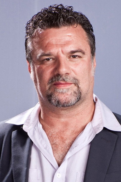 Adriano Garib as Victor Prata