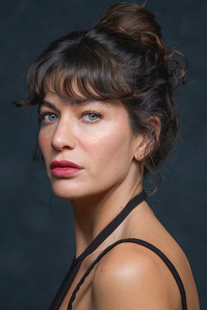 Berrak Tüzünataç as Beril