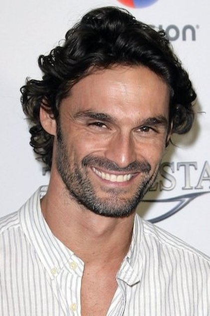 Iván Sánchez dans le rôle de William Leister