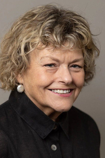 Geneviève Lemon en tant que Mrs. Lewis