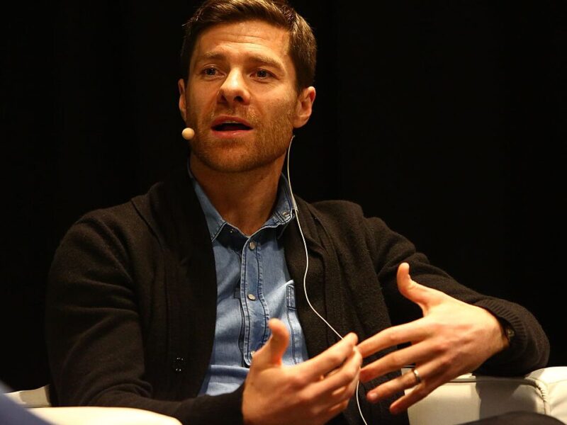 Xabi Alonso, o treinador que tornou o Leverkusen invencível e agora tem de convencer o Chelsea