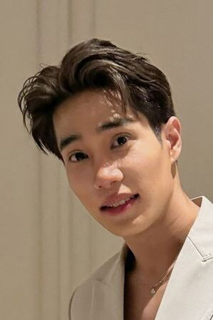 ภูริพัฒน์ จิระเมธาพร în rolul lui Max