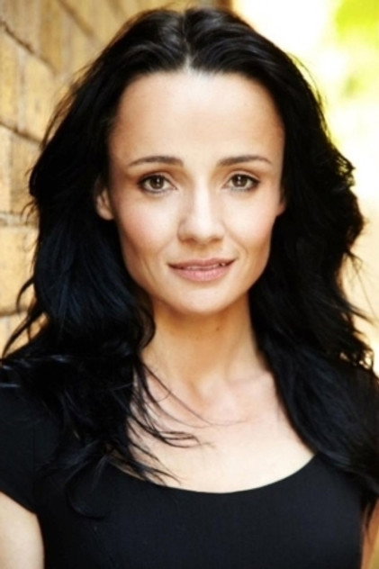 Freya Stafford como Alice