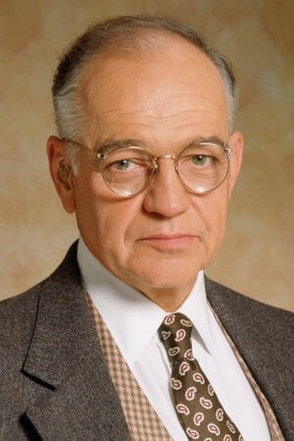 Richard Dysart como Dr. Copper