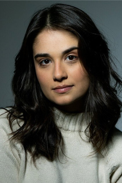 Amanda Azevedo en tant que Luiza
