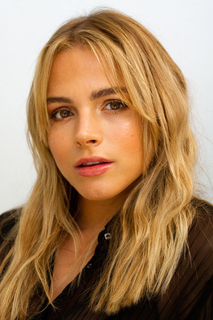 Laine Neil como Alyssa Holloway