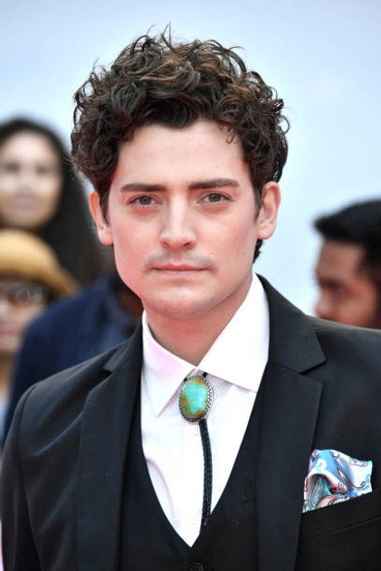 Aneurin Barnard como Gibson