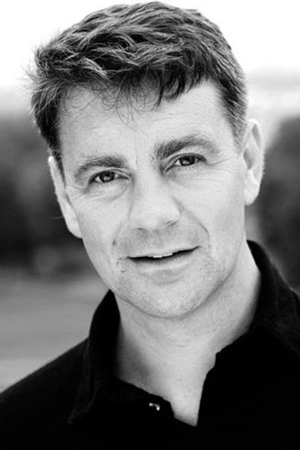 Alexander Hanson como Peter