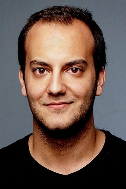 Efe Tunçer as Akif