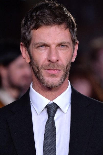 Sam Hazeldine como Amis