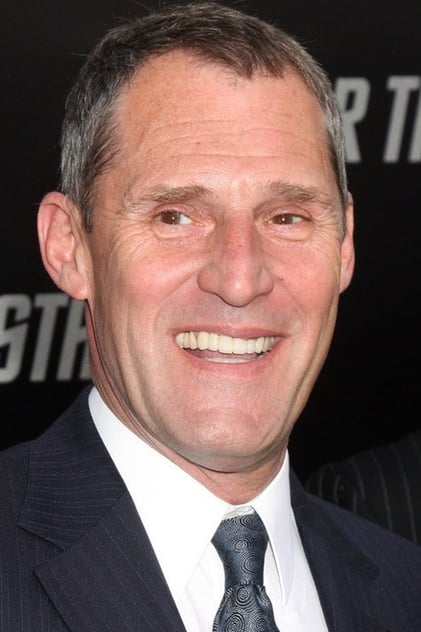 Ben Cross como Cardinal Matthews