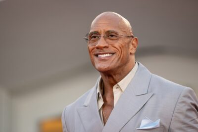 Benny Safdie envejece a Dwayne Johnson como el Chicken Man de Lizard Music, que llega en Navidad de 2027
