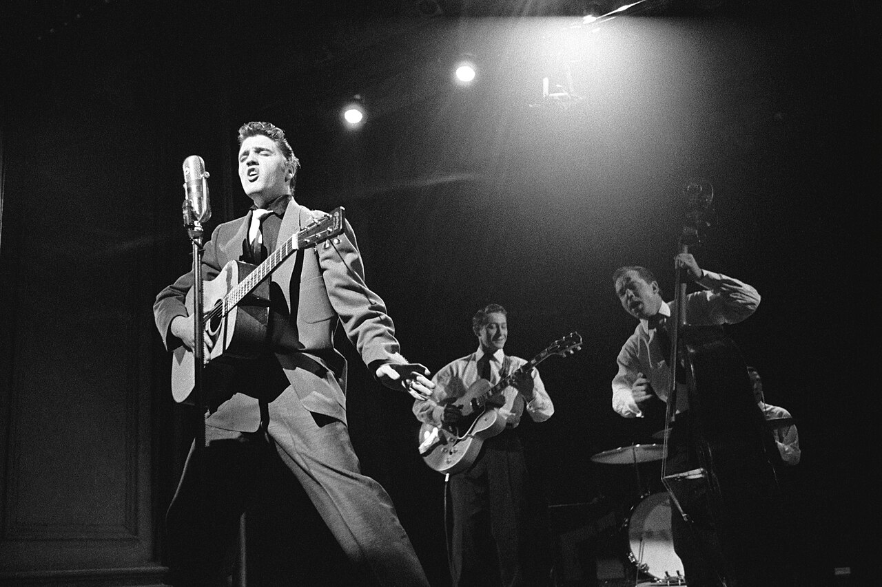 Photo: Martin Cid Magazine Elvis presley tv radio september