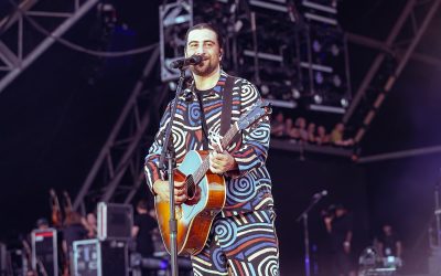 Noah Kahan canta el duelo de Haymitch, no su lucha, en ‘Draw You Out’ para Los Juegos del Hambre: Amanecer en la cosecha