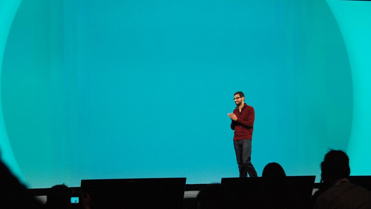 El CEO de Google, Sundar Pichai, recordó en Stanford que su papá pagó un año de salario por su boleto de avión, y evitó hablar de IA