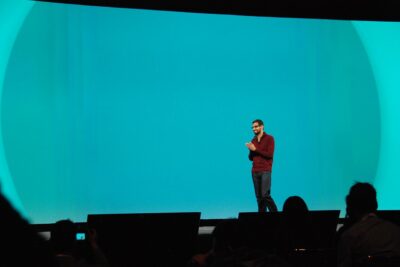 Le patron de Google, Sundar Pichai, à Stanford : le billet d’avion qui a coûté un an de salaire à son père, et pas un mot sur l’IA
