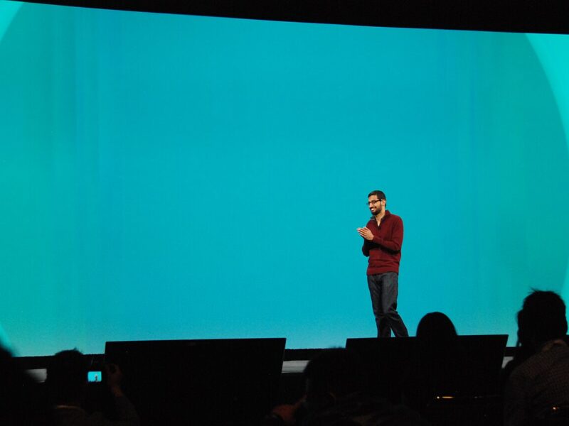 Le patron de Google, Sundar Pichai, à Stanford : le billet d’avion qui a coûté un an de salaire à son père, et pas un mot sur l’IA
