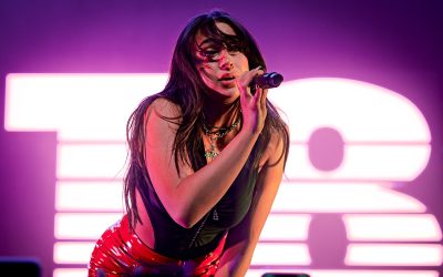 La cantante canadese Tate McRae debutta al n. 1 della Billboard Global 200 con “Housewife”, ma negli Usa la radio la ferma al secondo posto
