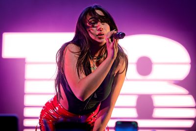 La cantante canadese Tate McRae debutta al n. 1 della Billboard Global 200 con “Housewife”, ma negli Usa la radio la ferma al secondo posto