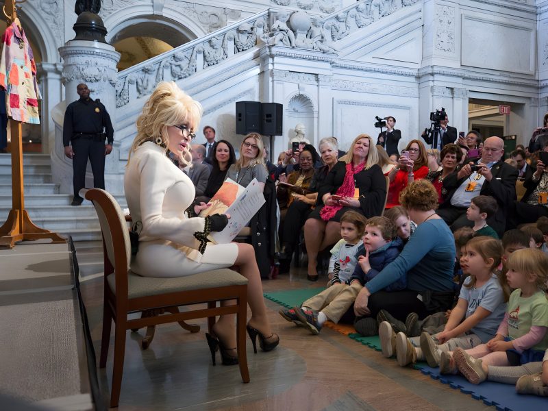 Oprah Winfrey apre il tributo della CMA a Dolly Parton: un cast che solo lei poteva riunire