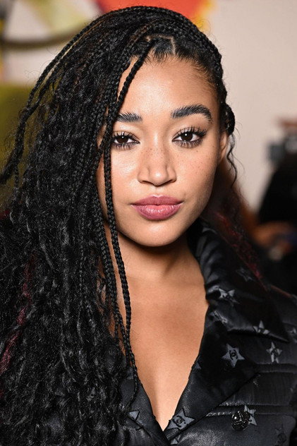 Amandla Stenberg como Niamh (voice)