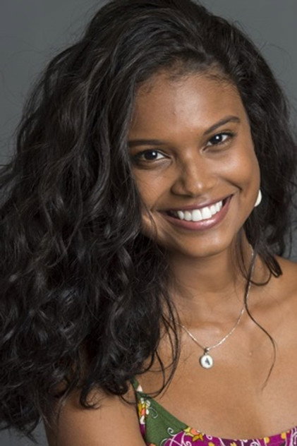 Aline Dias as Solange