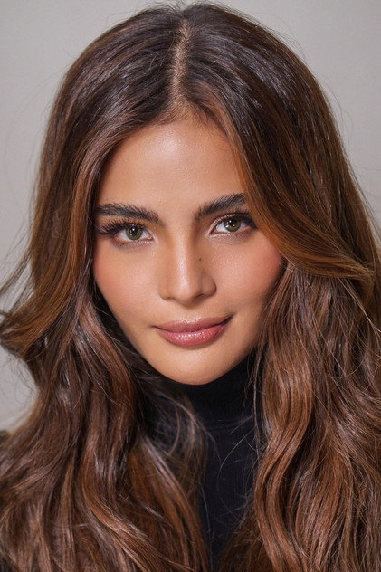 Lovi Poe în rolul lui Charlie