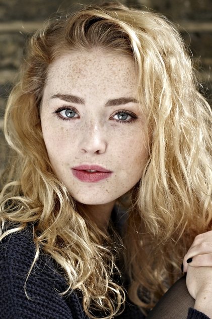 Freya Mavor como Mae Hansen