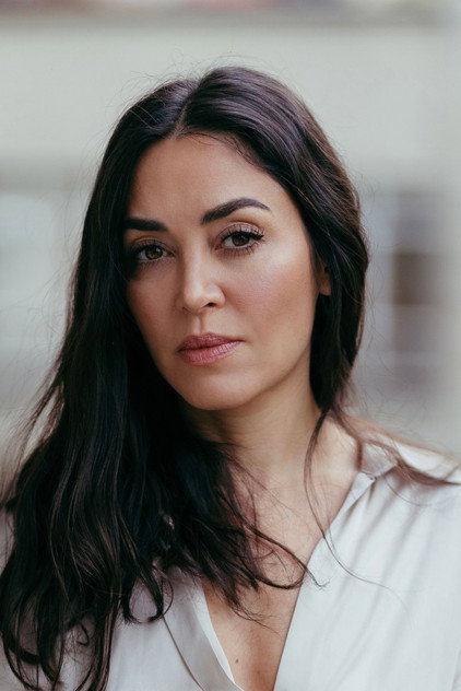 Mona Pirzad como Bella
