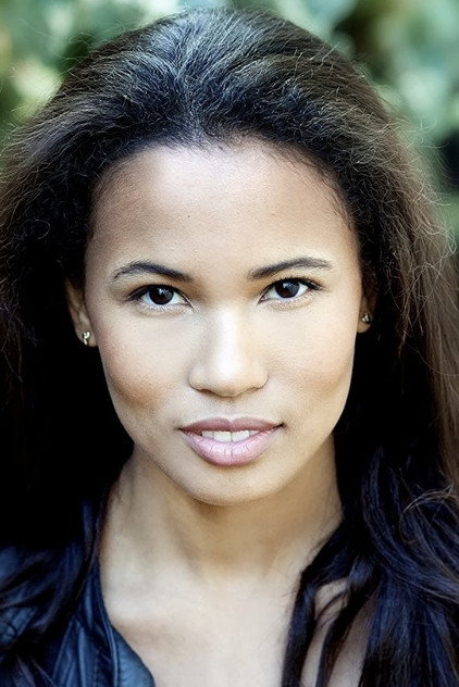 Fola Evans-Akingbola como Chelsea Arrington