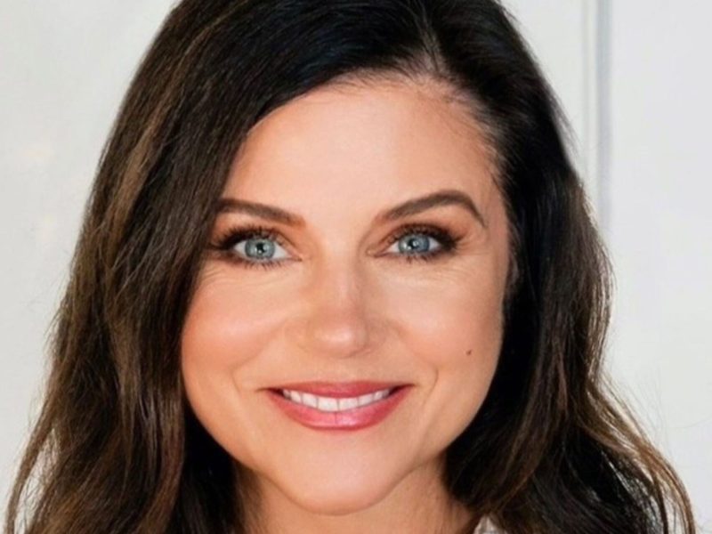Tiffani Thiessen recusou Charmed e, um quarto de século depois, comanda uma escola de bruxas