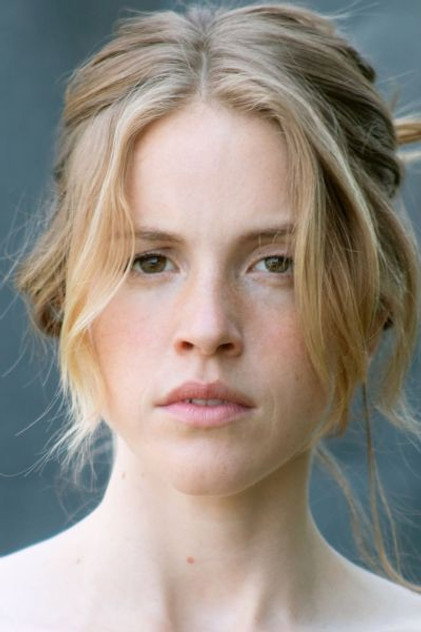Paula Kalenberg como Anna