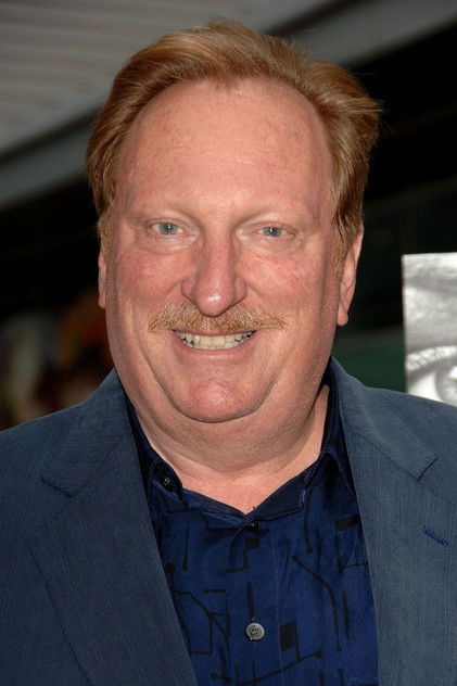Jeffrey Jones dans le rôle d’Eddie Barzoon